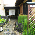 Hinode - 玄関は本格的な和食屋さんの趣き。