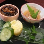 epais - 椎茸の出汁が染み込む大根の煮物、ひじき、盛り付けも美しい漬物