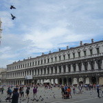 Caffè Eden - お店は　回廊　の真ん中あたり