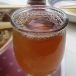 藤の家 - 麦茶のサービス有り。コップはワンカップですね。