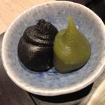 西新井大師　もなかカフェ　まめつばき - あんこ２種（黒ごまと抹茶）