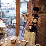 ファーム トゥー ユー - ソノマのメルローを抜栓中