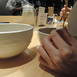 むぎとオリーブ - 紙エプロン装着し啜りまくる同行者