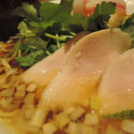 むぎとオリーブ - 特製 鶏・煮干・蛤のトリプルＳＯＢＡ　ズームアップ