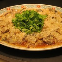 赤坂璃宮 銀座店 - 蒜茸蒸魚腩（クエのアラのガーリック蒸し）
