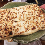 モンゴル料理 スーホダイニングバー - 中にチーズが入っています。チーズナンみたいな感じ。