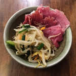 モンゴル料理 スーホダイニングバー - 野菜と分厚くスライスされた生ハム。