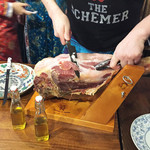 モンゴル料理 スーホダイニングバー - ご主人(スーホーさん)が豪快に分厚くスライスしてくれてます。自分でスライスして食べることも可能。