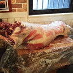 モンゴル料理 スーホダイニングバー - 解体前の羊ちゃんです。わざわざモンゴルからやってきました！