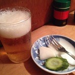 大坂屋 - 大瓶とお新香。これだよ。