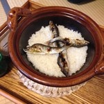 比良山荘 - 塩焼の鮎が4匹炊き込まれています
