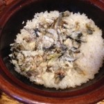 比良山荘 - 鮎の身をほぐします