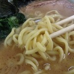 ラーメン六角家 - 正統派家系ド定番の酒井の平打ちで太いストレート麺！！