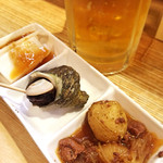 季節料理車屋 - お通しはこんな感じ。
      お通しだけでも楽しみなお店です。