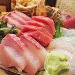 季節料理車屋 - お任せのお刺身盛り合わせ。
      この厚み、このボリューム！
      幸せです！