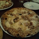ピッツェリア パドリーノ・デル・ショーザン - トマトソースなし、豚肉とチーズ