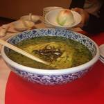 Sichuan Hana - 事前にお祝いなのでと伝えておいたら、この麺と桃まんじゅうを供していただいた。