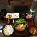 Hokkai Sakaba Shizunai - ホッケ焼きと刺身定食1,000円