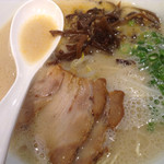 Ippuudou - じっくり煮込み豚骨の髄まで染み出したスープは安定の豚骨ラーメンです。