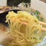 麺や勝治 - 多加水で黄色みがかったプリプリ麺！！