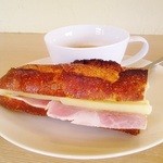 SONKA - ハムとチーズのサンドイッチ。