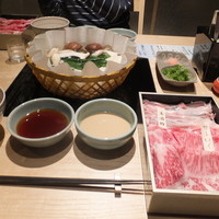 瓢斗 四条烏丸店 - 出汁しゃぶ：近江牛サーロイン、鹿児島産美湯豚、京野菜盛合わせ