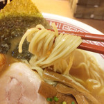虎ジ - 麺は中細、 プリプリ麺