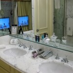 ザ・リッツ・カールトン大阪 - 洗面は２連　鏡埋め込みのTVには驚き!!