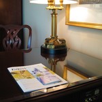 ザ・リッツ・カールトン大阪 - 部屋にはデスクも…