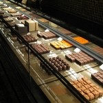 ザ・リッツ・カールトン大阪 - ショップのショコラコーナー　およそ１粒　＠400