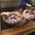 鮎の庄 - 店内でどんどん焼いています