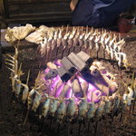 鮎の庄 - 店内でどんどん焼いています