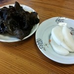 七兵衛そば 東根店 - おかず きくらげと大根の漬け物（毎回内容が変わります）