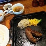 モーモー亭 - ジューシーハンバーグランチ(880円)。中心部はレアで出てきますから、よく焼きが好みの私としてはカット面を鉄板に押し付けて熱を通していただきました。