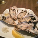 びすとろ UOKIN はなれ - 生牡蠣５つ￥５８０