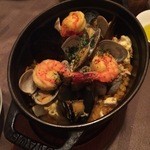 びすとろ UOKIN - 魚介のうまみを詰め込んだシーフードパエリア￥９８０