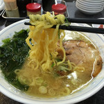 ラーメン 前田家 - もちもちした中太ちぢれ麺は最高です