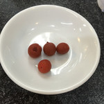 ラーメン 前田家 - 口直し？で梅干し置いてあるのかな？
      