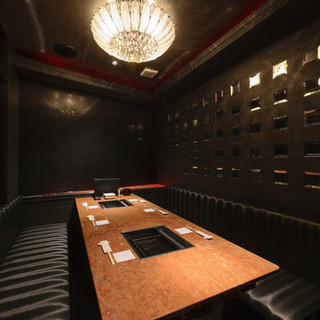 A private room with a 2-hour limit for all seats (up to 16 people). A VIP room is also available.