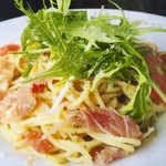 Cucina KAMEYAMA - 生ハムとトマトとサーモンの冷製バジルパスタ。さっぱりしていくらでも食べられます。限界はあるけどね。