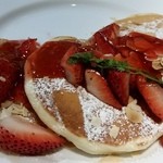 マノアパンケーキハウス - ストロベリーパンケーキ（ホイップ抜き）。