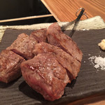 和フレンチバル村塾 - これが名物の「国産牛サーロインの串焼き」か〜！めっちゃ美味いがな〜390円って…