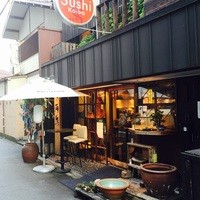 本等鮨 海馬 本店 - 外観はちょっとしたカフェ風ですね！