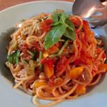 びすとろMARU - アンチョビと地元野菜のトマトソースパスタ
