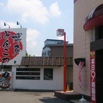 パチンコ屋の横です。