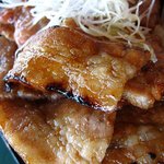 花畑牧場カフェ＆ホエー豚亭 - 肉は柔らかジューシーで香ばしい