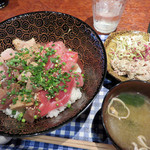 ツナバ - マグロ丼定食650円。
ビジュアルだけでもコスパの良さがうかがえます。
