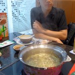 MK Restaurant - 鍋には、こんな薄い色の出汁が最初に入っています。