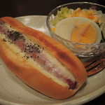 うさぎとぼく - うさぼくさんで今日いただいたのはホットドッグセット。
      ドリンクはアイスコーヒーに。 