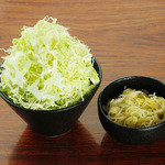 炭火焼ホルモン ぐう - キャベツ・ネギてんこ盛